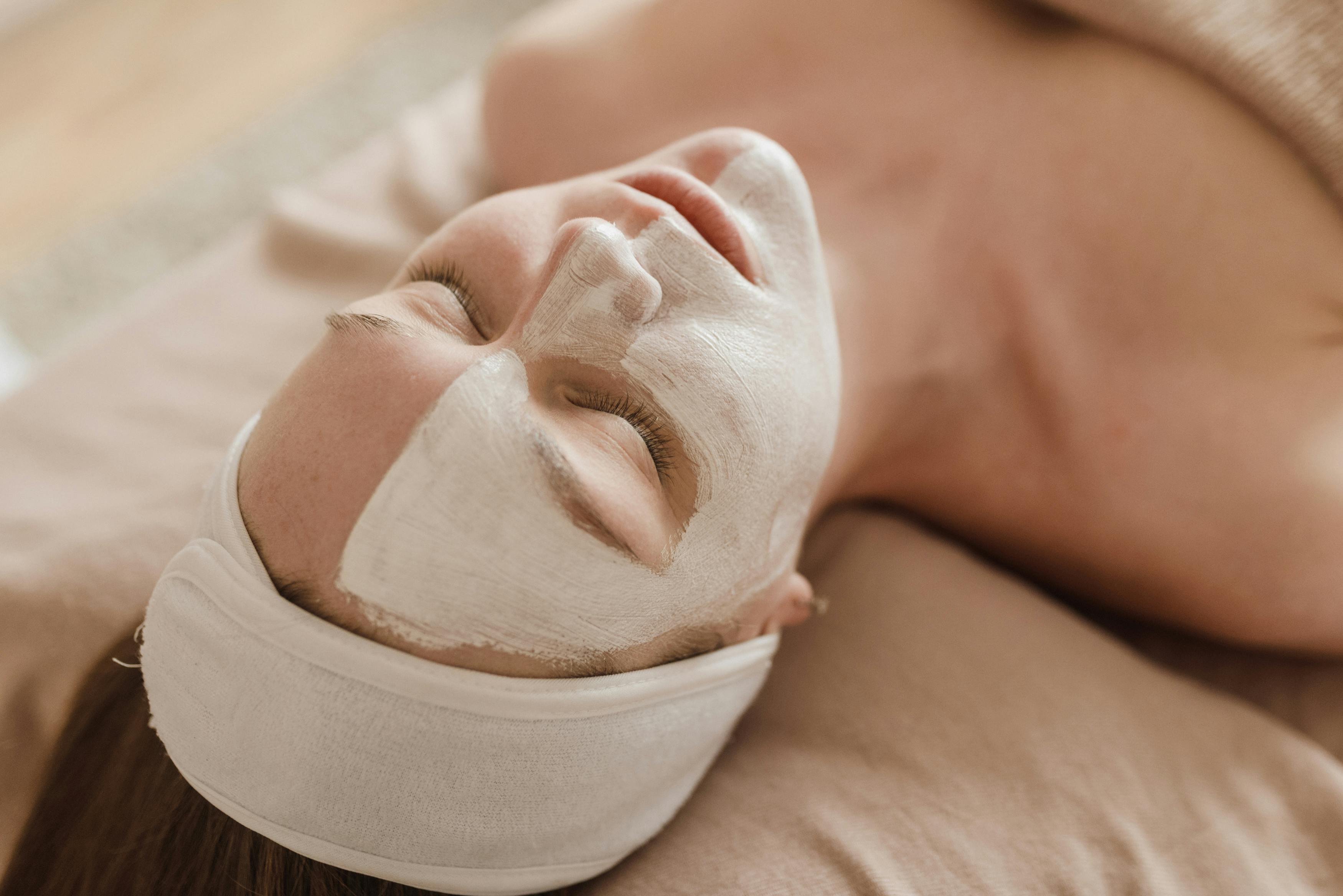 Mascara facial de skincare en centro de estetica