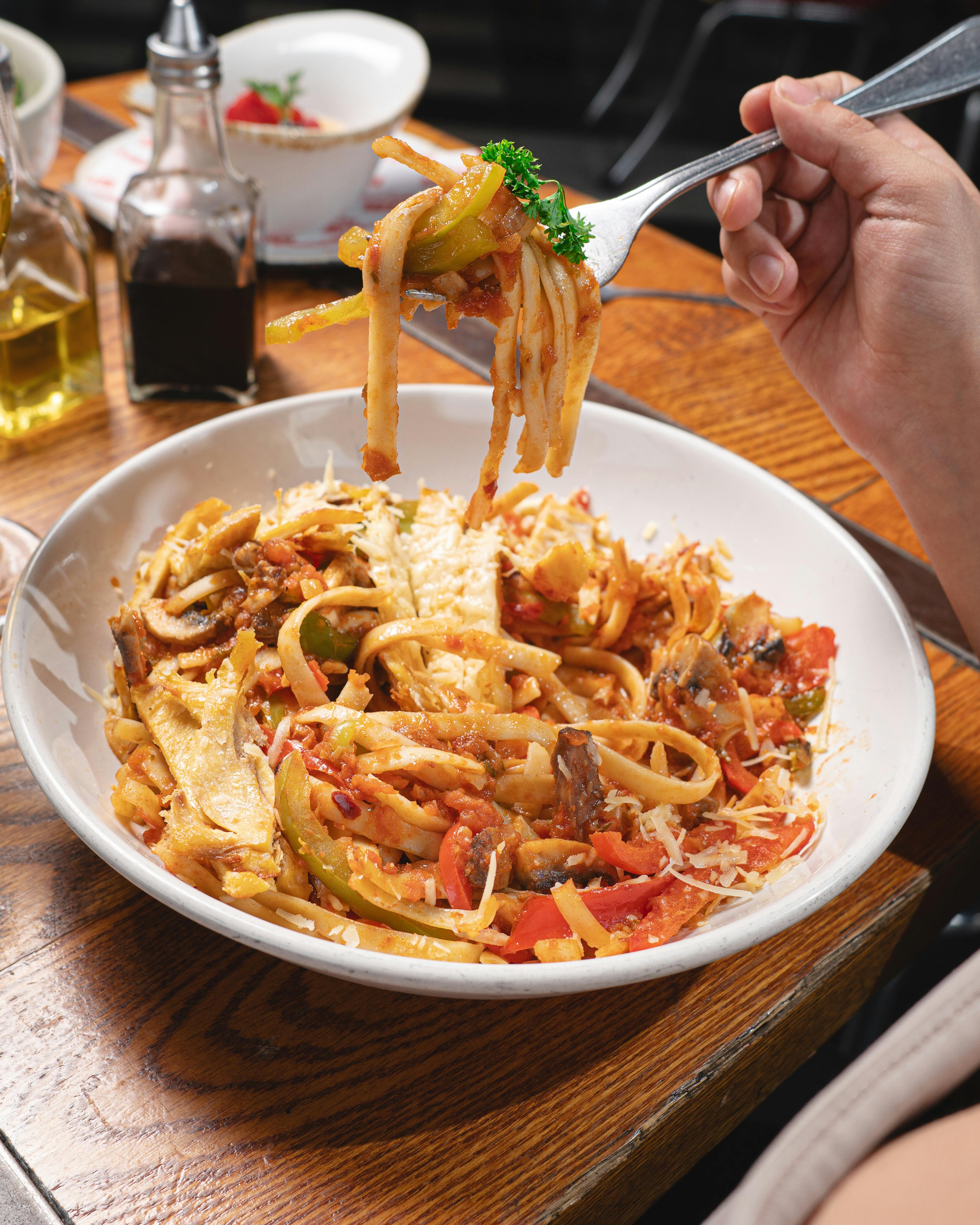 Plato de pasta artesanal con vegetales