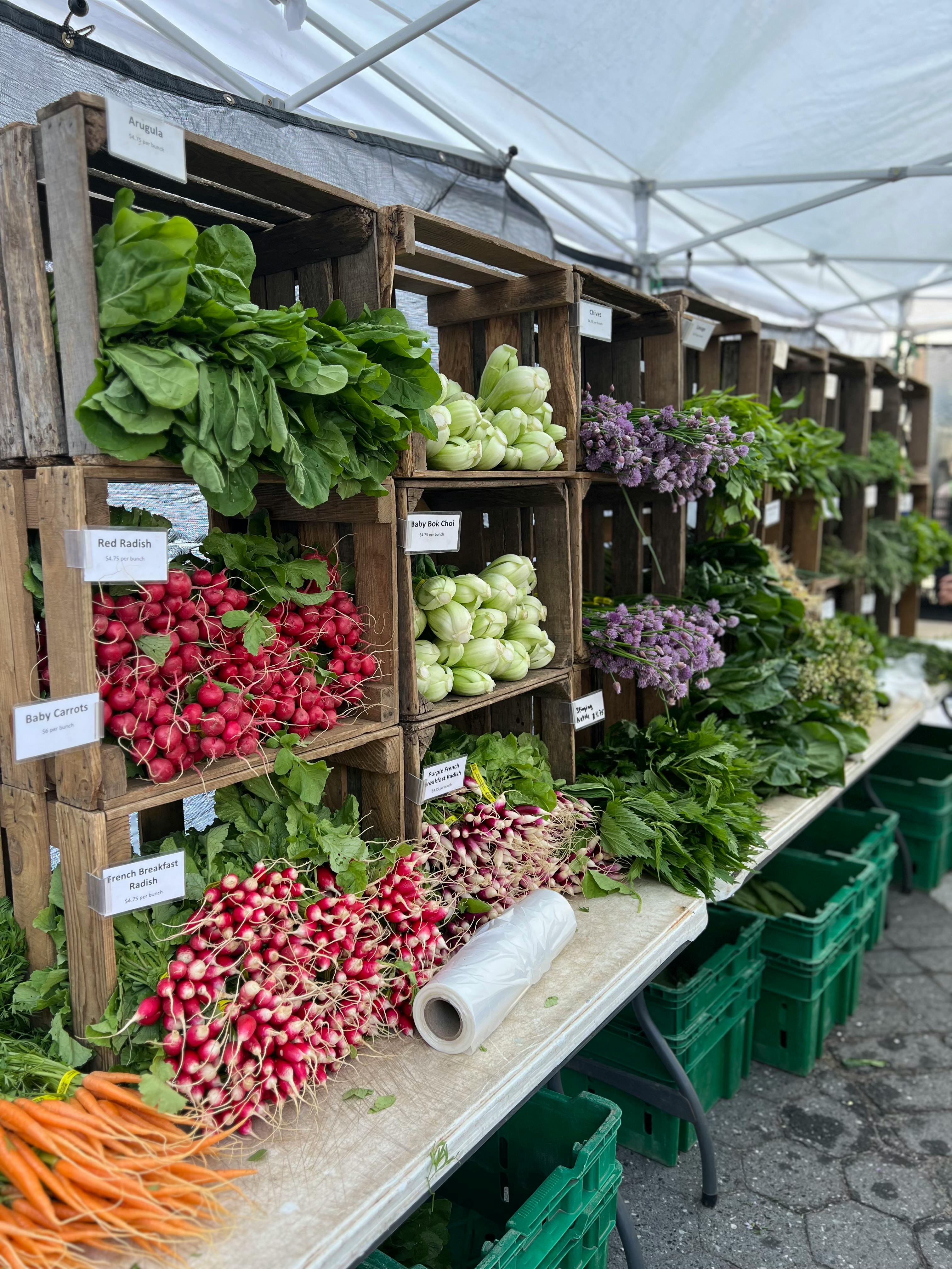 Puesto con verduras frescas en mercado